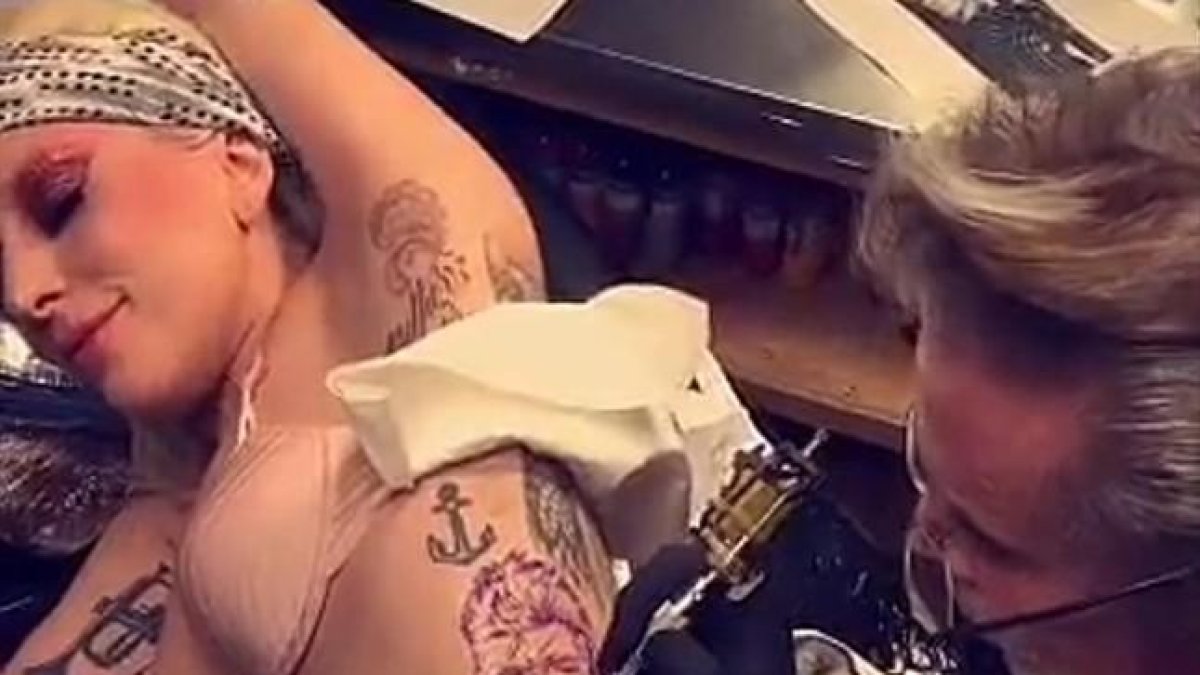 Lady Gaga, haciéndose el tatuaje de la cara de David Bowie.-