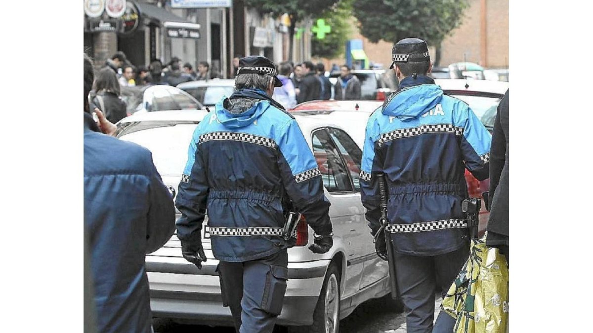 Dos policías locales pasean por una calle del centro de Valladolid-Montse Álvarez