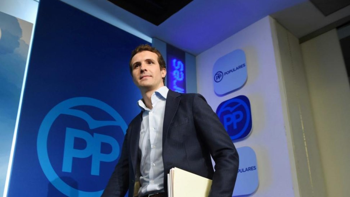 Pablo Casado, el martes, cuando mostró la documentación de su máster en la URJC.-/ FERNANDO VILLAR (EFE)