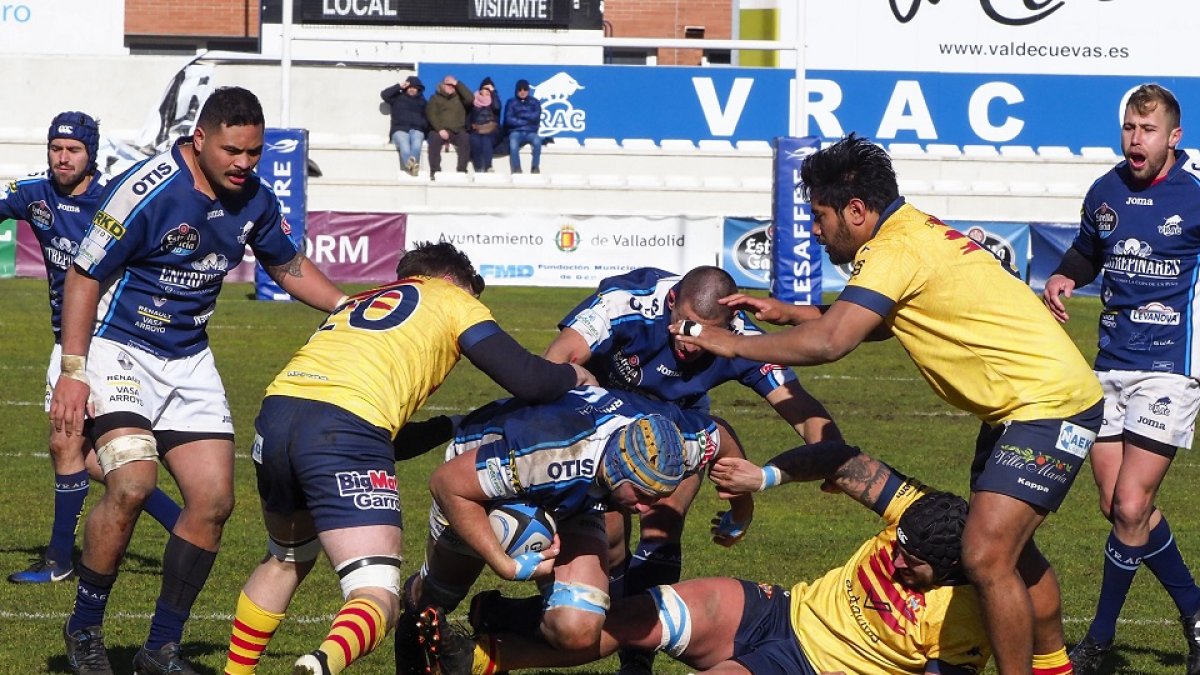 Los jugadores del Quesos Entrepinares defienden el oval en el partido contra la Santboiana.-MIGUEL ÁNGEL SANTOS
