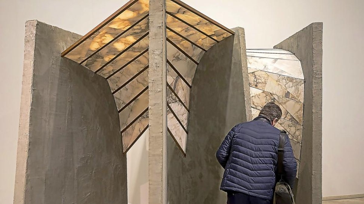 Arriba, instalación de Cristina Iglesias, En la imagen más pequeña, ‘Lyra’. óleo sobre lienzo y madera de Rosa Brun.-PABLO REQUEJO/ PHOTOGENIC