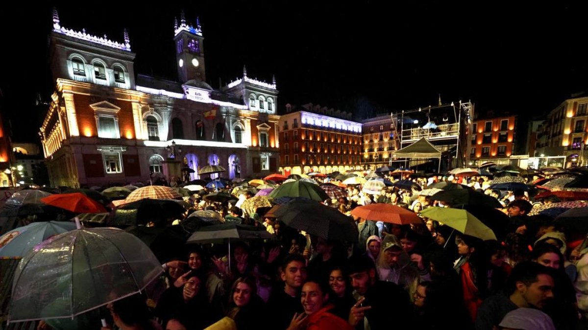 Los paraguas pueblan la Plaza Mayor en uno de los conciertos de las pasadas Fiestas de la Virgen de San Lorenzo