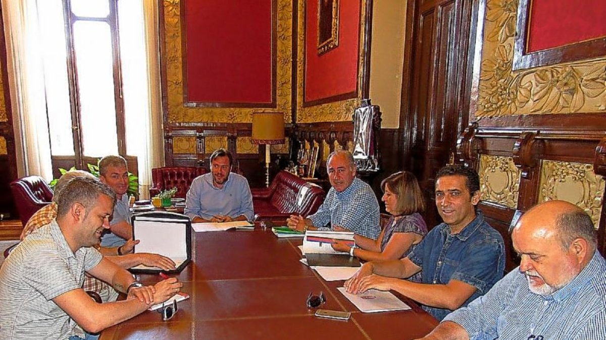 El alcalde, Óscar Puente, y el concejal Antonio Gato, ayer con dirigentes de UGT y Comisiones Obreras.-E. M.