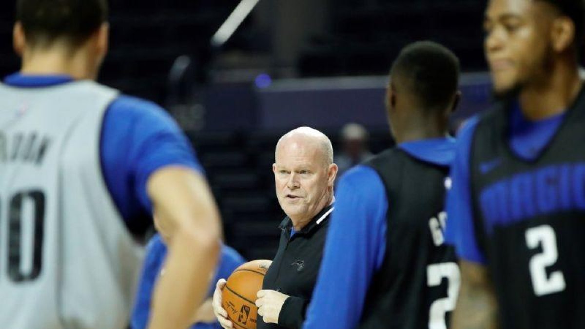 El entrenador del Orlando Magic Steve Clifford dirige a su equipo durante un entrenamiento en la Arena Ciudad de Mexico previo a su encuentro ante los Chicago Bulls en Ciudad de Mexico.-EFE