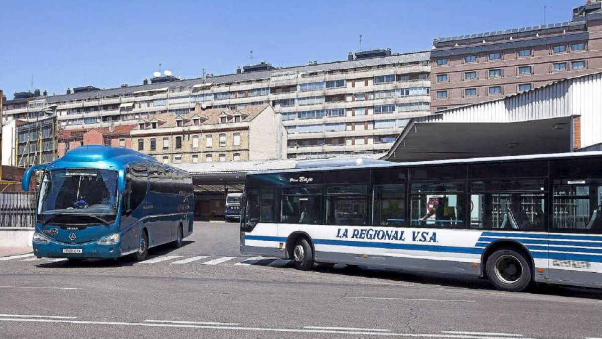 Dos autobuses se cruzan para entrar y salir de la Estación de Autobuses de Valladolid ubicada en la calle Puente Colgante.-Pablo Requejo