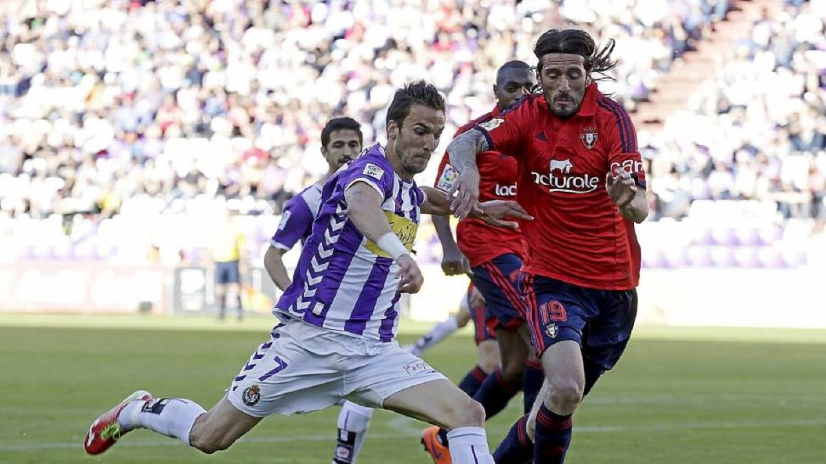 Óscar Díaz se dispone a chutar ante la presencia de Vujadinovic, ayer en Zorrilla-Pablo Requejo