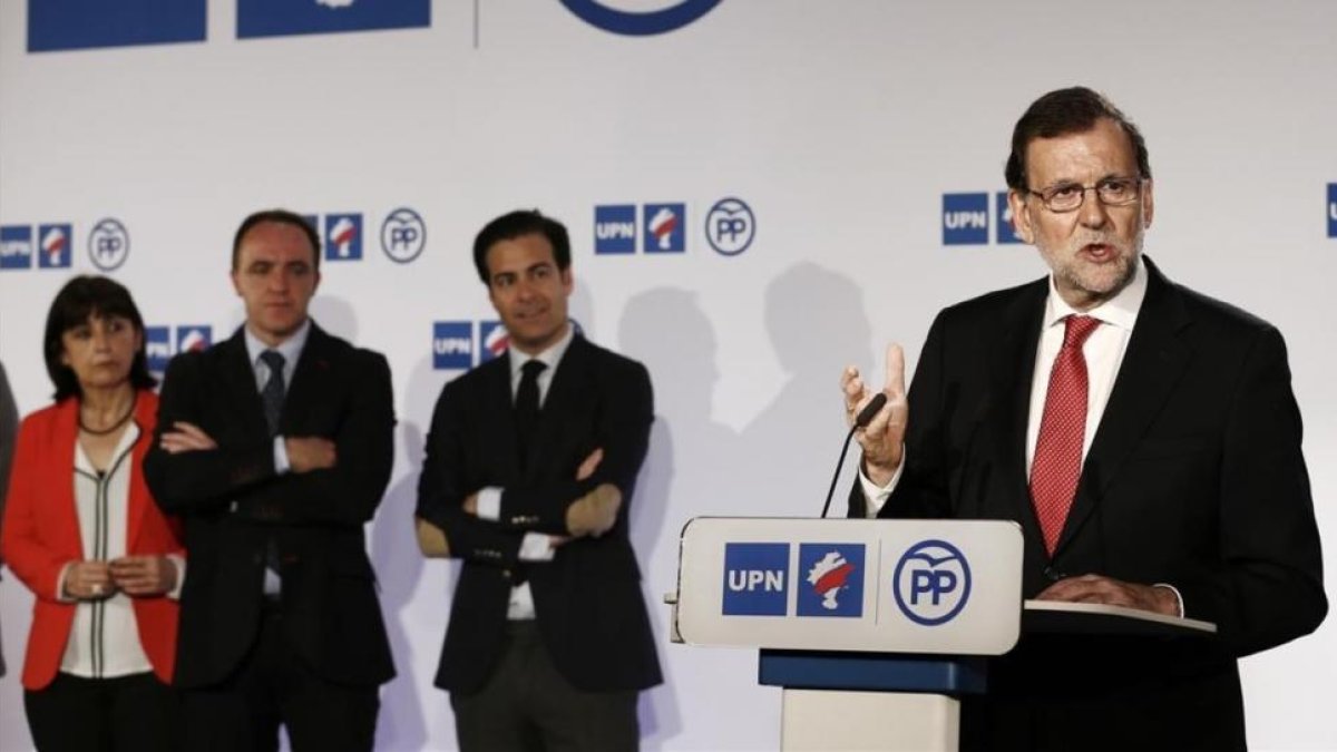 Mariano Rajoy, tras la firma del acuerdo de coalición con el presidente de UPN, Javier Esparza.-EFE