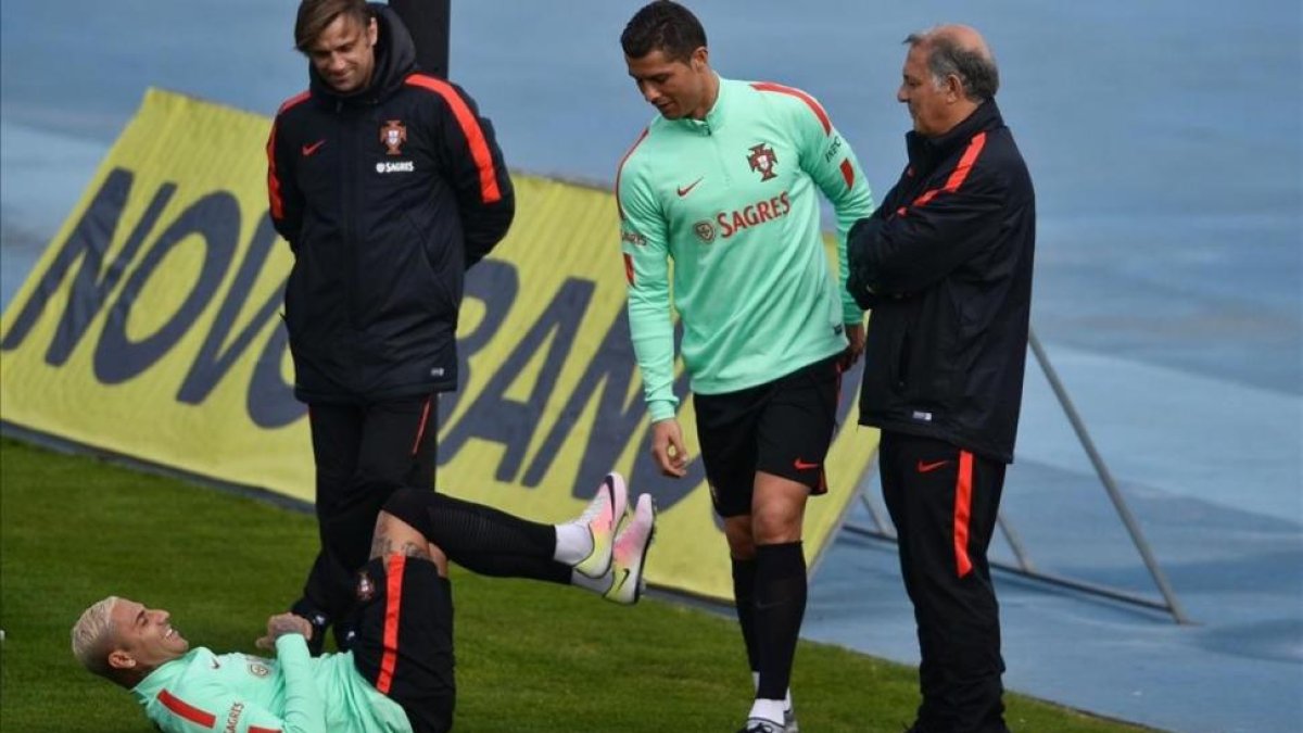 Cristiano Ronaldo bromea junto a Ricardo Quaresma-AFP