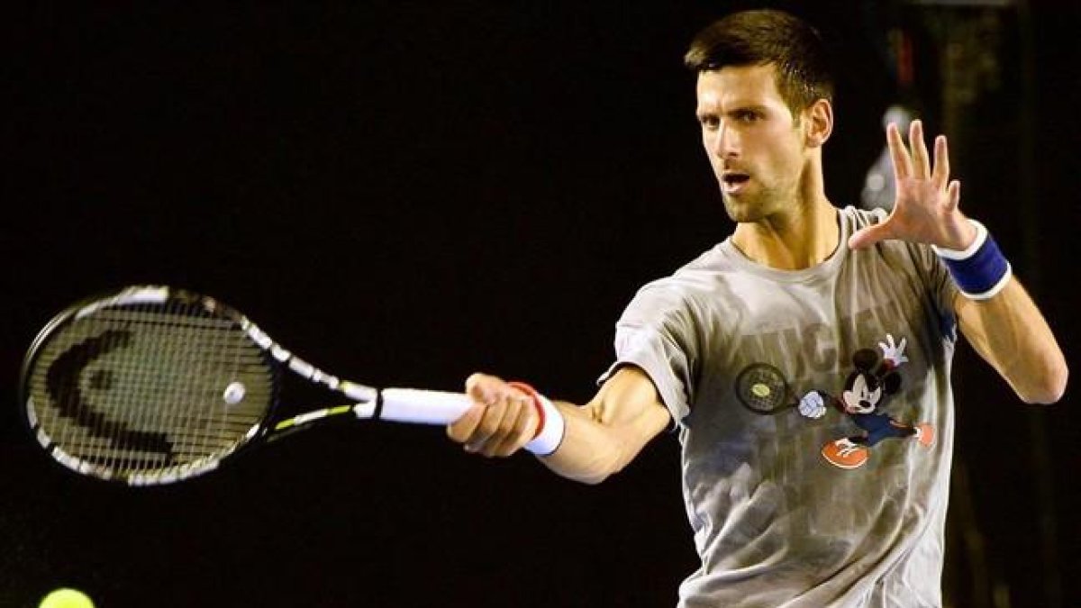 Novak Djokovic, durante un entrenamiento en Melbourne, previo al inicio del Abierto de Australia.-AFP / PAUL CROCK