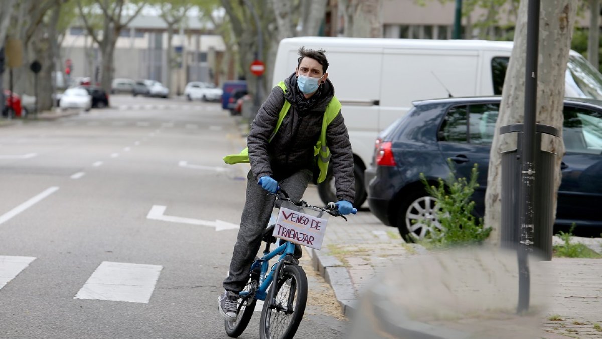 Ciclista durante el estado de alarma en Valladolid.- ICAL