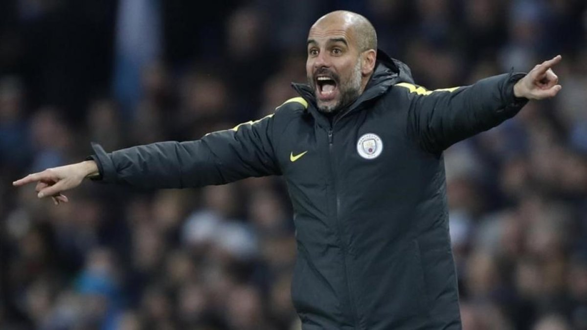 Guardiola da instrucciones durante el City-Arsenal.-REUTERS / CARL RECINE
