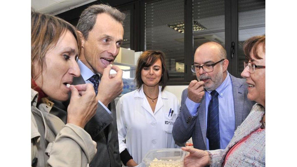 Lucas, Duque y Latorre prueban ‘prototipos’ del Centro de los Alimentos.-V. G.