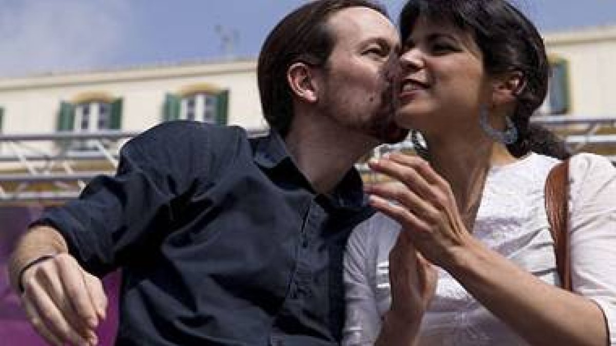 El secretario general de Podemos, Pablo Iglesias, y la candidata a presidir la Junta, Teresa Rodríguez, en el acto político de Málaga, este sábado.-Foto: EFE / JORGE ZAPATA