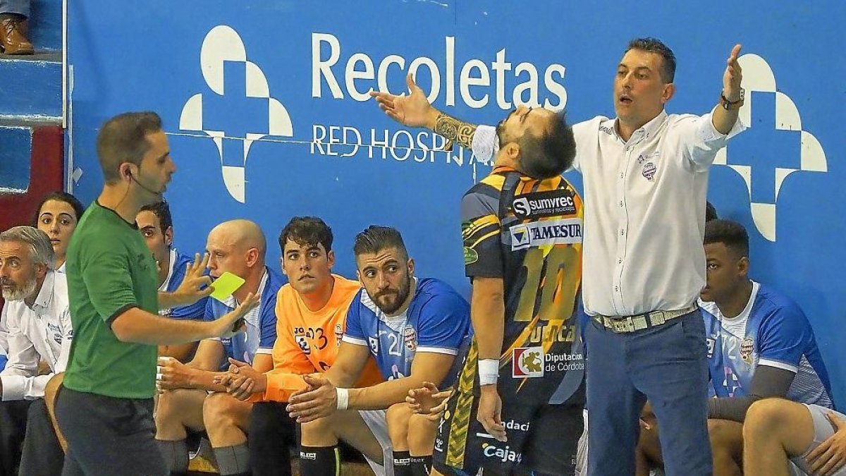 Óscar Ollero, técnico del Recoletas Atlético Valladolid, se lamenta y pide explicaciones al colegiado.-M. A. SANTOS