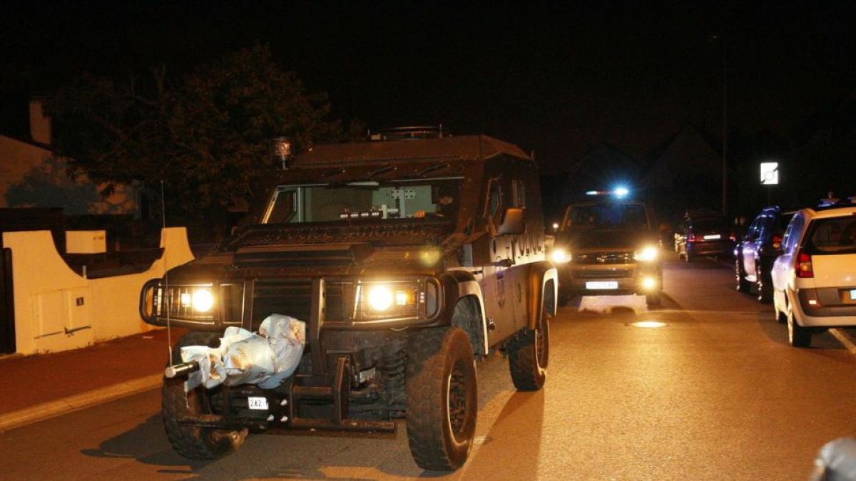 Efectivos de las fuerzas especiales de la policía francesa abandonan el lugar del ataque, tras abatir al agresor. esta madrugada en Magnanville, cerca de París.-AFP / MATTHIEU ALEXANDRE
