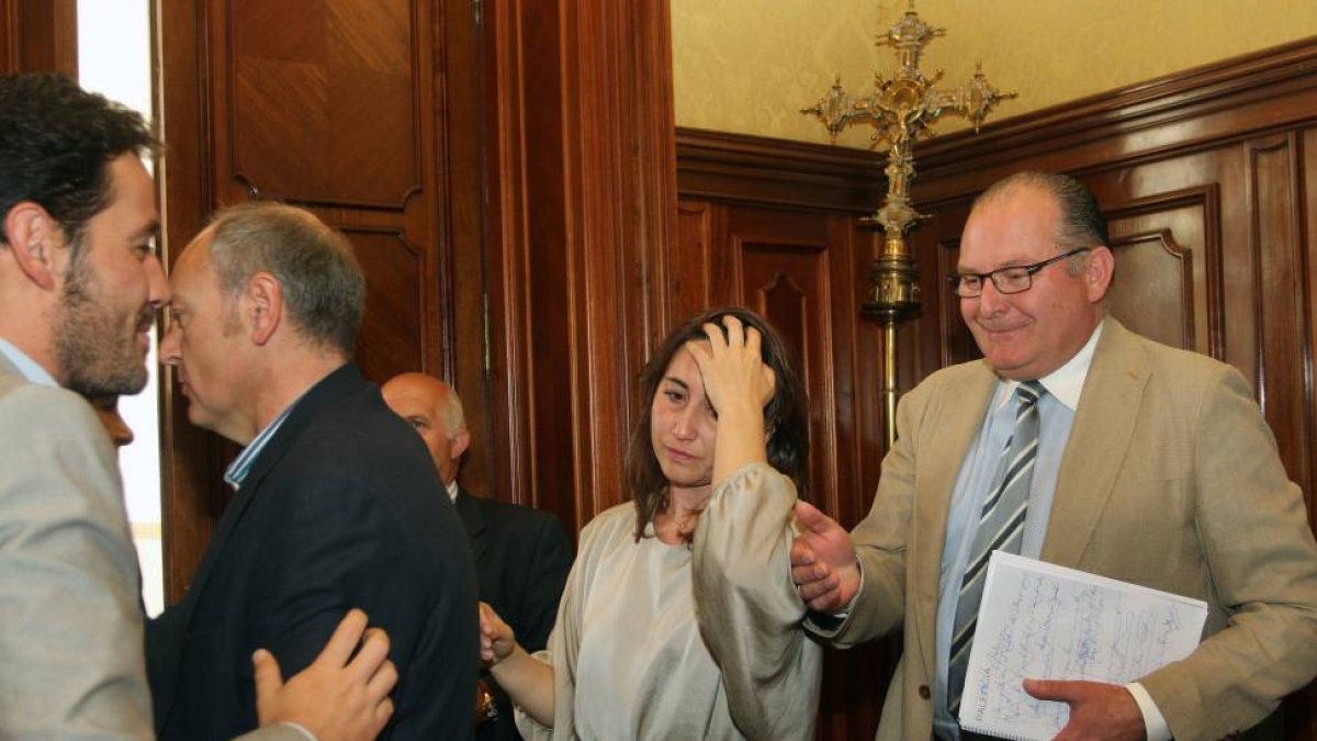 Último pleno de la legislatura, en el que su presidenta, Ana Asenjo (C), visiblemente emocionada, se despide de varios diputados.-Ical