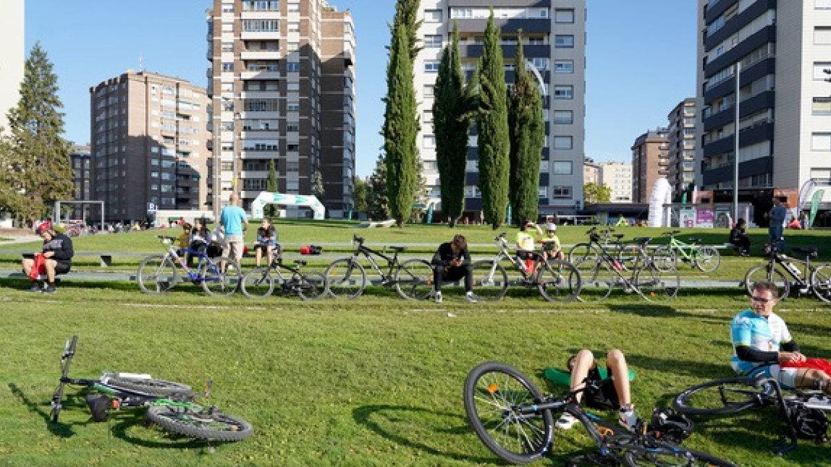 Bicicletas en la zona cercana de la Cúpula del Milenio. E.P.