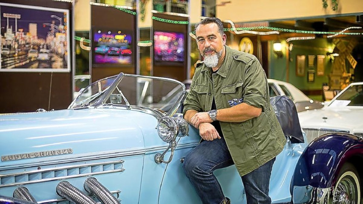 José Vicente Díez Monforte posa rodeado de varios de los vehículos que vende M&M Clásicos.-M&M CLÁSICOS