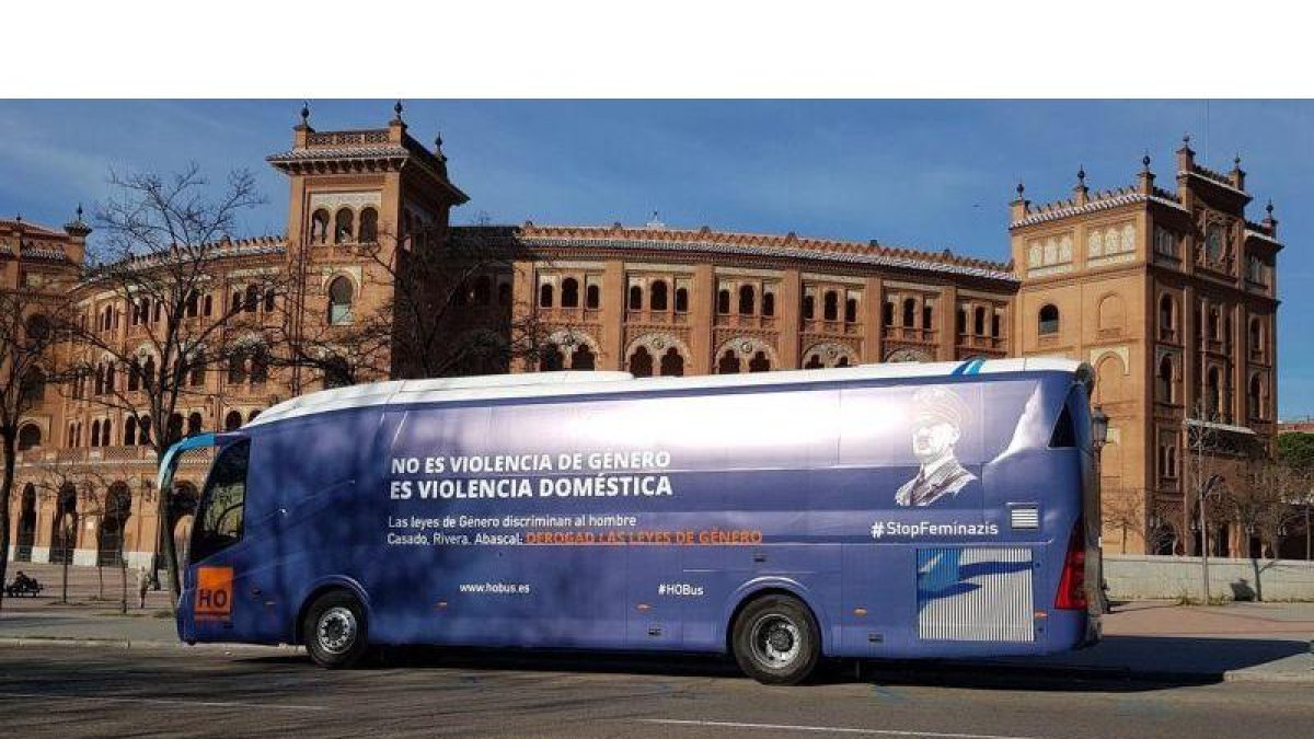 El autobús de HazteOir circulando por Madrid.-TWITTER