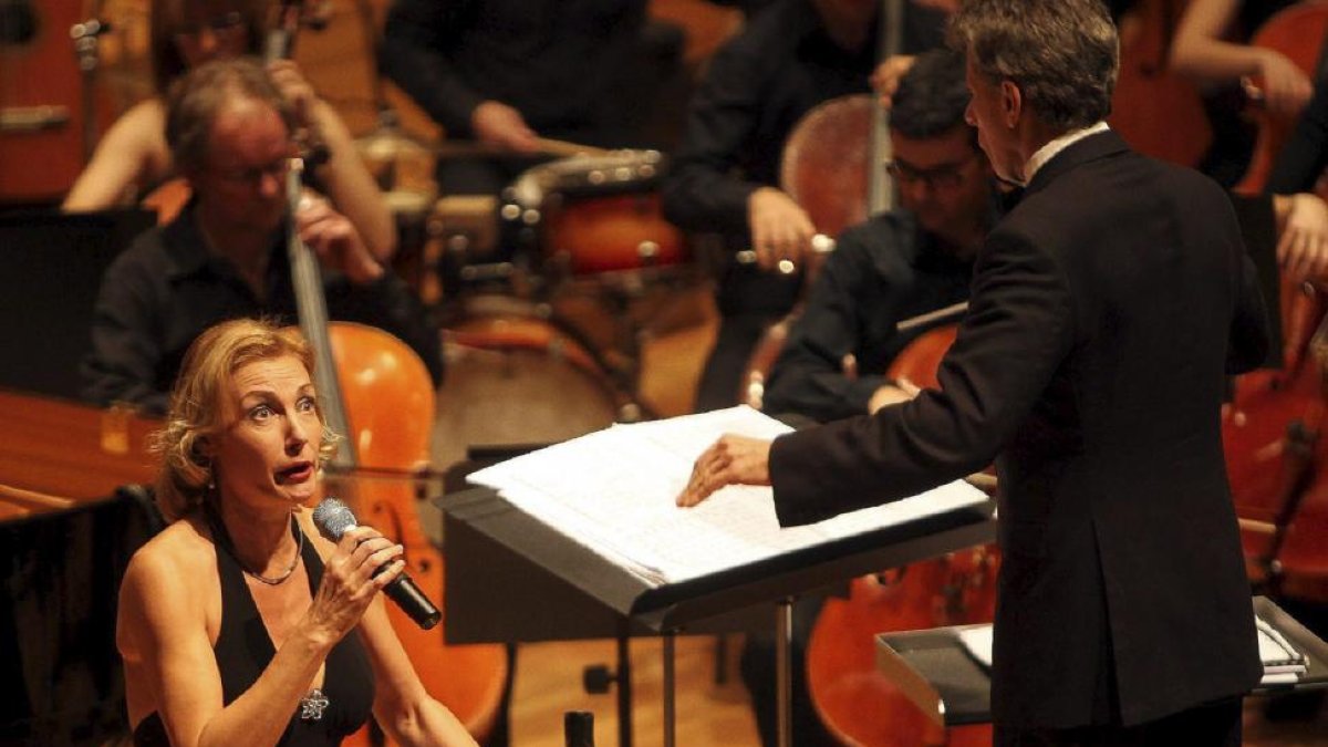 Ute Lemper, en el CCMD, junto a la Orquesta Sinfónica de Castilla y León.-MONTSE ÁLVAREZ