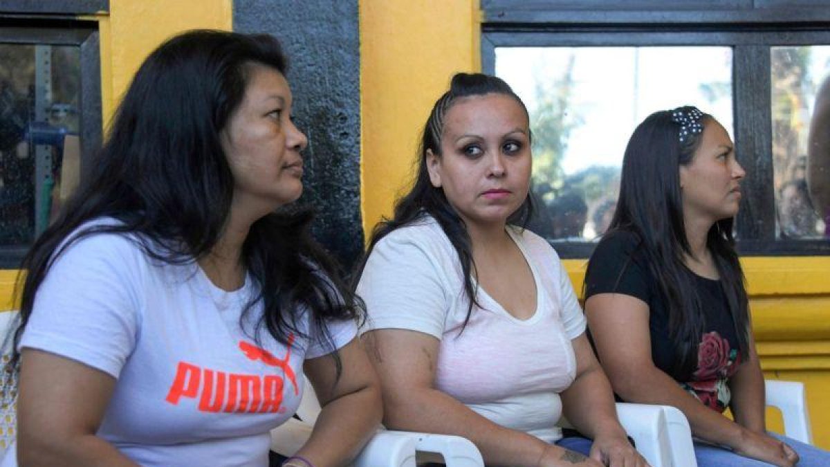 Tres mujeres liberadas de prisión en El Salvador condenadas por abortar.-AFP