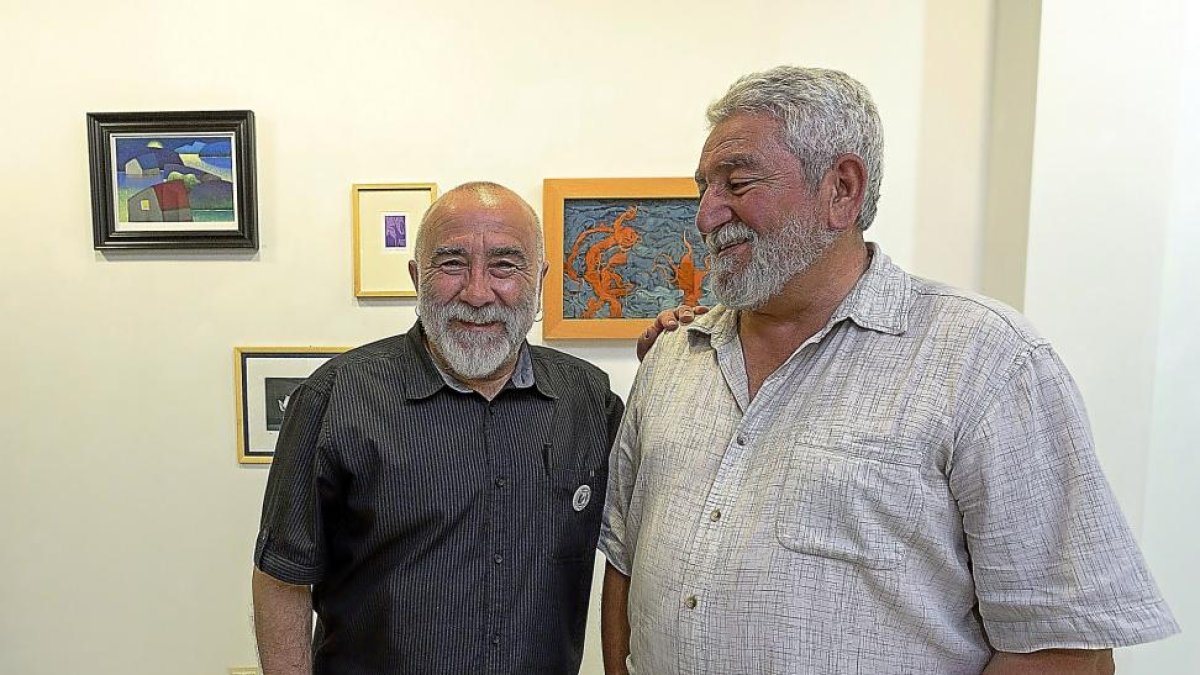 Manuel Sierra y Marco Temprano junto a sus obras.-MIGUEL ÁNGEL SANTOS