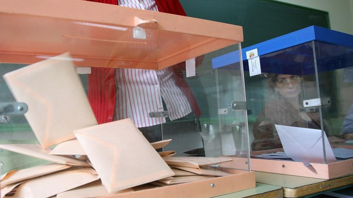 Urnas durante una votación en un colegio electoral de Valladolid, en una imagen de archivo.-E. M.