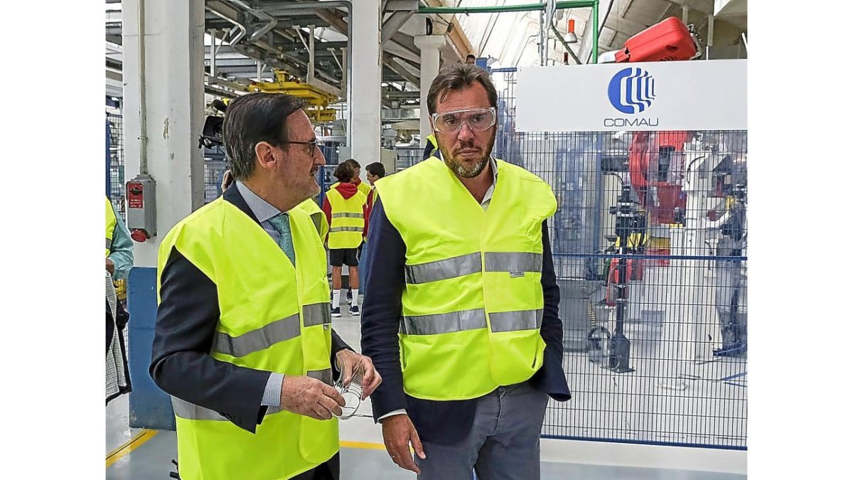 El director de Iveco España. Jaime Revilla, y el alcalde, Óscar Puente, en el recorrido a la factoría.-M. Á. SANTOS