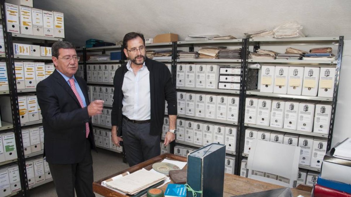 El presidente de la Diputación de Burgos, César Rico, realiza una visita institucional a La Puebla de Arganzón, en el Condado de Treviño, acompañado por el alcalde del pueblo, Roberto Ortiz-Ical
