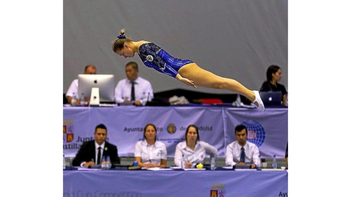 Una gimnasta, durante el campeonato celebrado en Valladolid en 2017.-E. M.