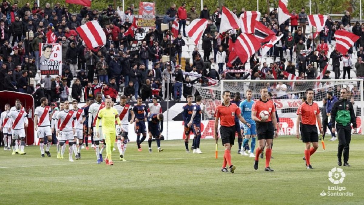 Aficionados del Rayo reciben a su equipo antes de un partido de esta temporada.-LALIGA