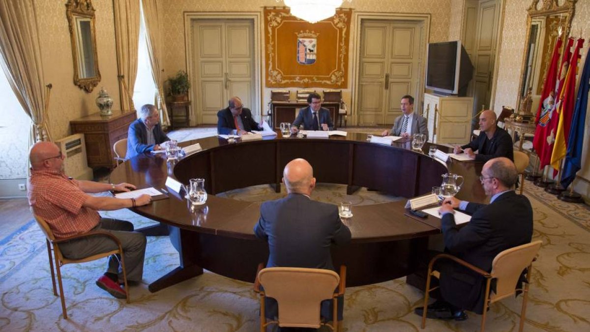 El alcalde de Salamanca, Alfonso Fernández Mañueco, preside la reunión constitutiva del Consejo del Diálogo Social de la ciudad de Salamanca.-Ical