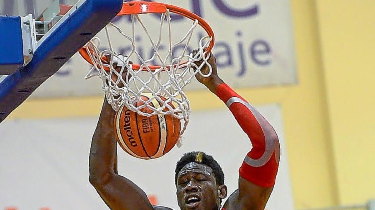 Boubacar Sidibe ejecuta un espectacular mate-LOF