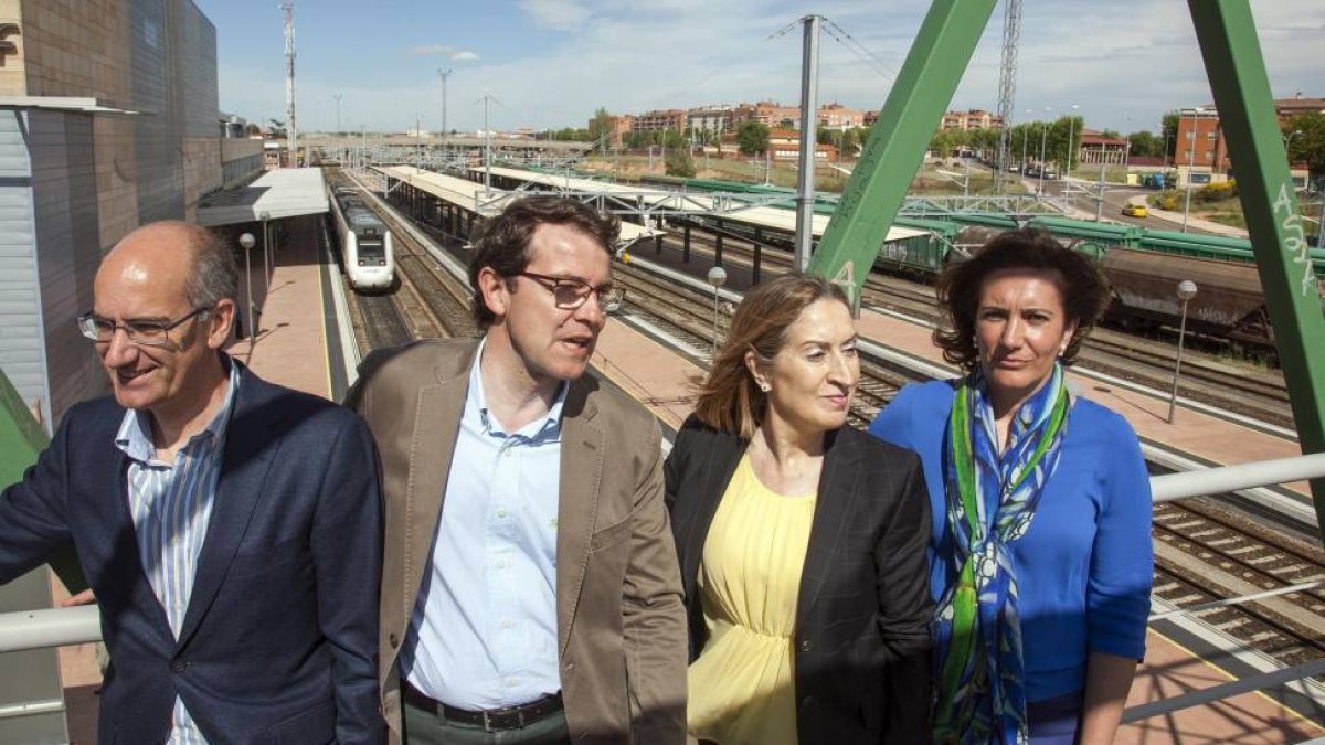 La ministra de Fomento, Ana Pastor, realiza una visita a Salamanca, donde está acompañada por el candidato del PP a la Alcaldía de la ciudad, Alfonso Fernández Mañueco, la cabeza de lista por Salamanca a las Cortes, María Josefa García Cirac, y el preside-ICAL