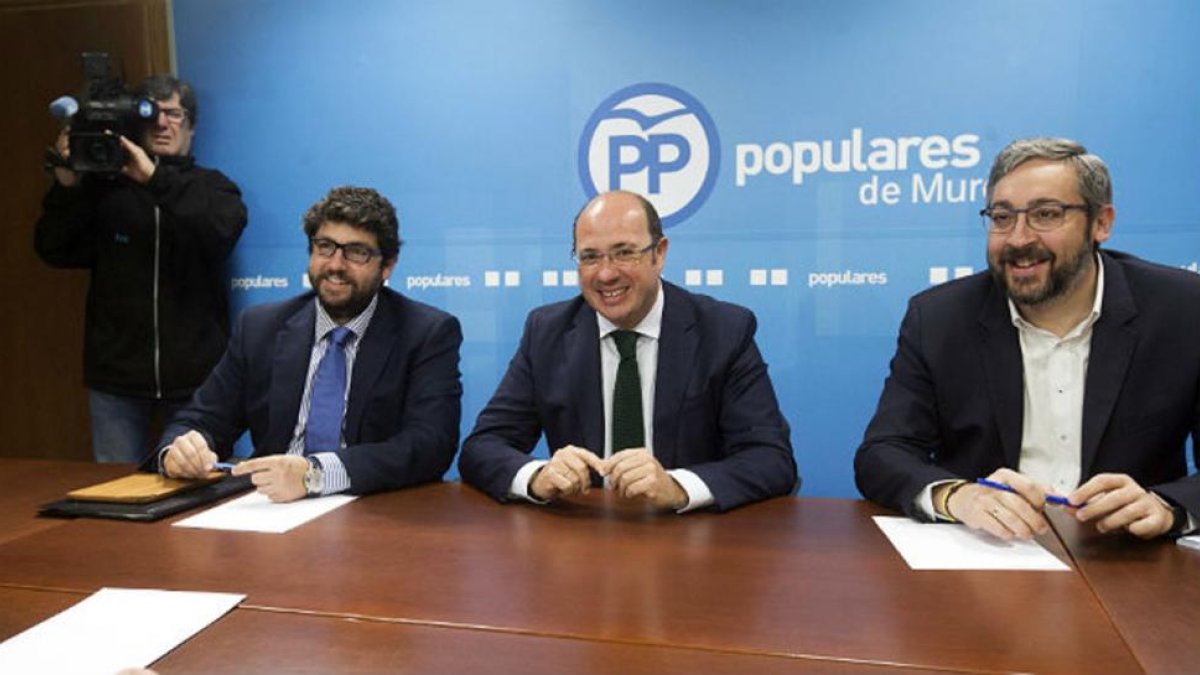 El presidente de Murcia, Pedro Antonio Sánchez, acompañado por el portavoz del grupo parlamentario popular en la Asamblea de Regional de Murcia, Víctor Martínez y el secretario de organización del partido en Murcia, Fernado López Miras.-EFE