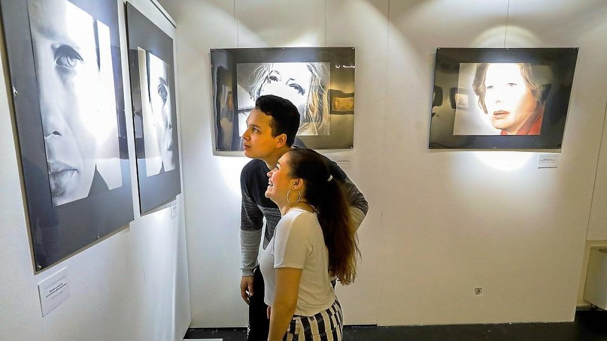 Algunos de los trabajos de Laura Serrano expuestos en el Espacio Joven.-J.M. LOSTAU