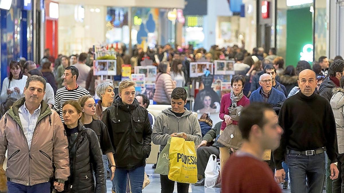 Clientes en galerías comerciales de una gran superficie de Arroyo en enero de este año.-P. REQUEJO