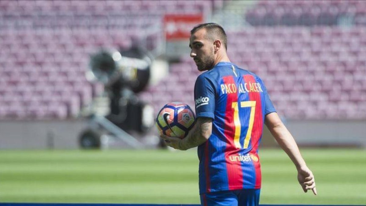 Paco Alcácer, durante su presentación oficial como jugador del Barça en agosto.-JORDI COTRINA