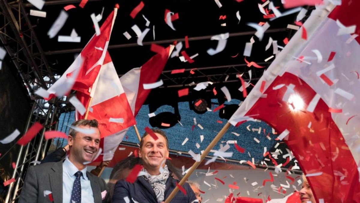 A la izquierda, Norbert Hofer, el candidato del partido ultraderechista FPO a las presidenciales en Austria. A la derecha, Heinz-Christian Strache, el líder del partido.-AFP / JOE KLAMAR