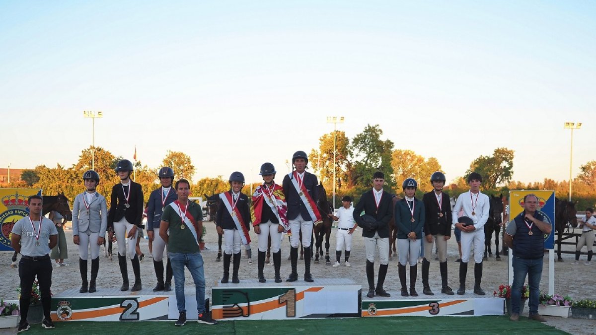 Podio del Campeonato Autonómico de saltos celebrado en la real Sociedad Hípica de Valladolid. / M. G. EGEA
