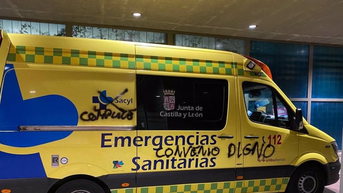 Ambulancia con pintadas en Valladolid. - EUROPA PRESS