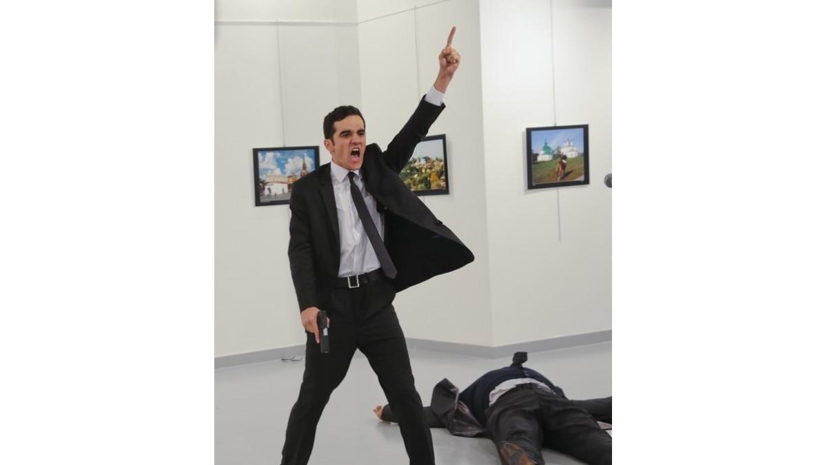 Fotografía del asesino del embajador ruso galardonada con el World Press Photo.-BURHAN OZBILICI / AP