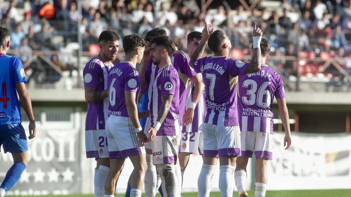 Sergio León celebra el gol conseguido ante el Barbadás. / Carlos Castro/ArabaPress