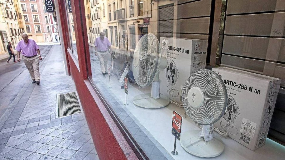 Tienda de ventiladores con las últimas unidades expuestas en la Callle Zapico.-Pablo Requejo