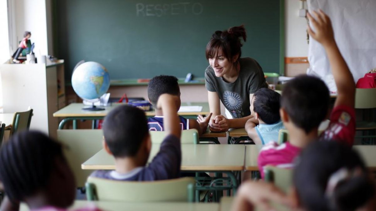 Niños en una clase en una imagen de archivo