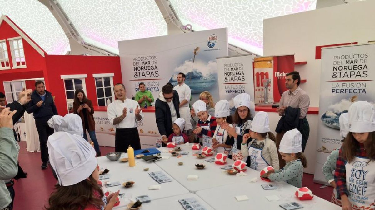 Los pequeños mini chefs durante la clase magistral de Hung Fai.-E.M.