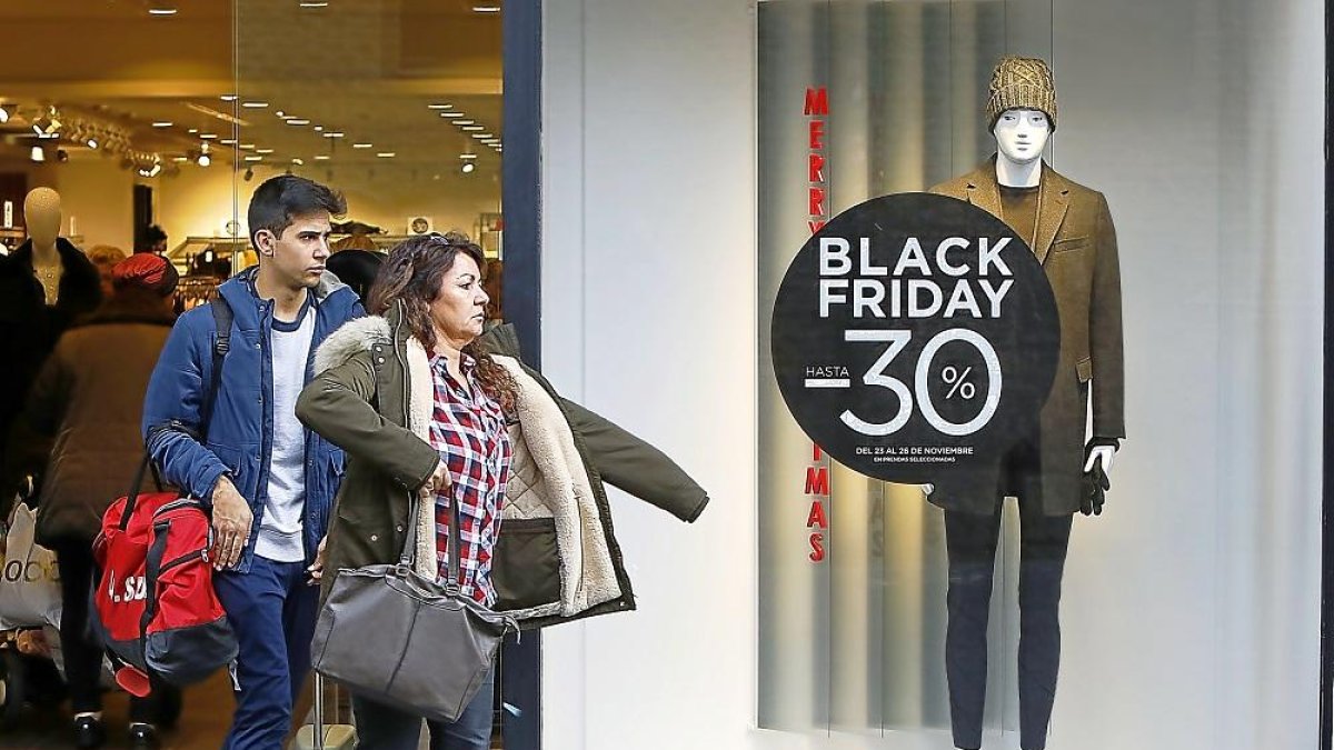 Una tienda de la calle Santiago, con descuentos en el escaparate por el Black Friday.-J.M. LOSTAU