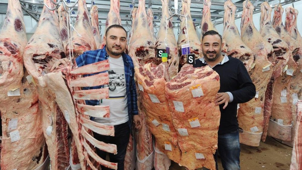 Lucho y Roberto son la tercera generación de la familia Arce dedicada a la carne y hoy tienen como clientes a los mejores restaurantes de España.-I. L. MURILLO