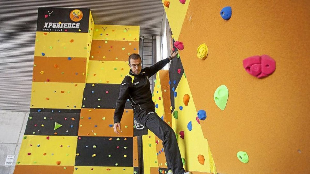 Un monitor escala en el nuevo rocódromo de Arroyo.-Pablo Requejo