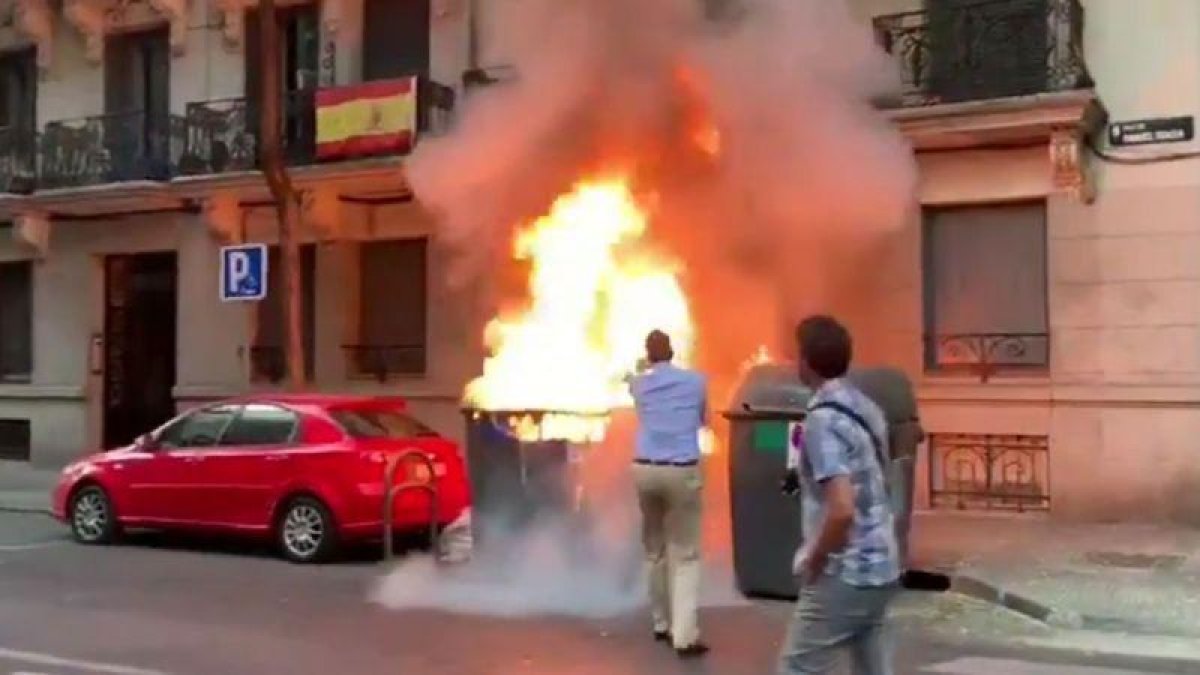 Ortega Smith apaga un fuego en unos contenedores junto a la sede de Vox en Madrid-VOX